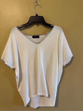 Tahari Cream Short Sleeve V-Neck Top with Navy Stitch Detail
